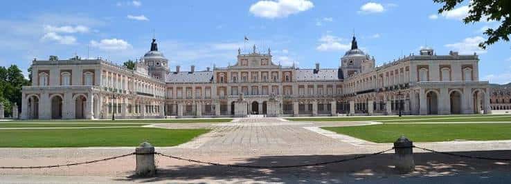 Plaza frontal del Palacio Real de Aranjuez con césped y camino central