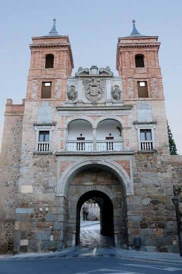 Vista frontal de la Puerta del Cambrón en Toledo con cielo despejado