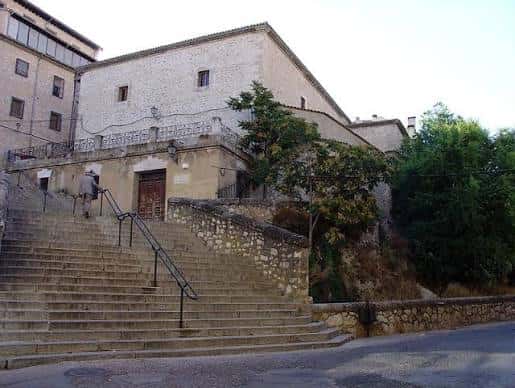 Vista general del edificio histórico con escalinata de acceso