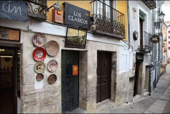 Fachada exterior del Pub Los Clásicos en Cuenca con letrero y decoración tradicional