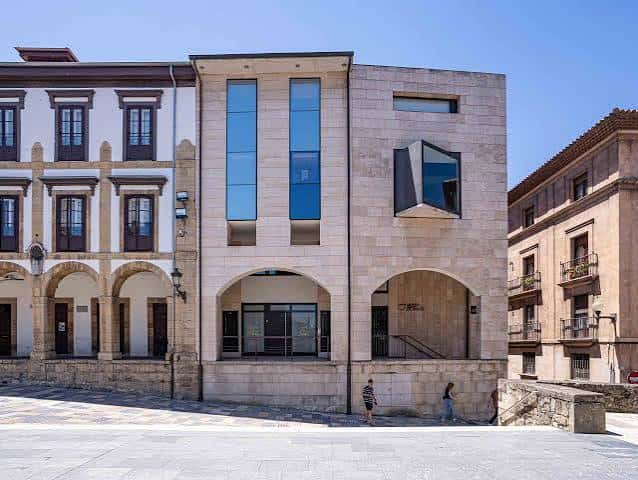 Fachada principal del Museo de la Historia Urbana con arquitectura moderna y piedra clara