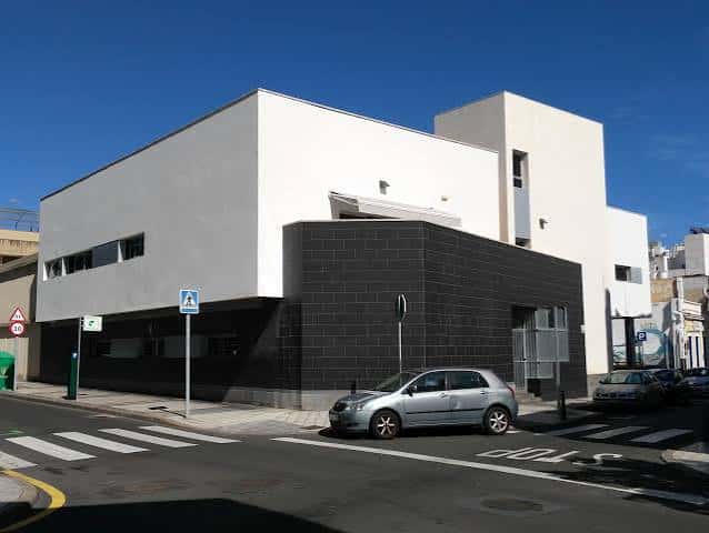 Fachada exterior del Centro Cívico Suárez Naranjo con diseño moderno y cielo despejado
