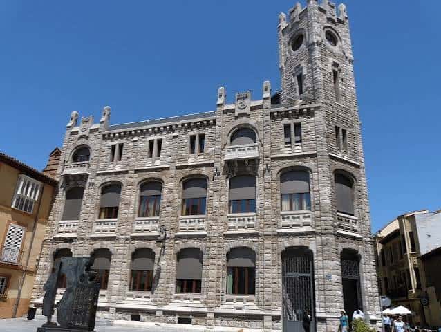Vista exterior del Torreón de Correos en León, destacando su torre y fachada de piedra