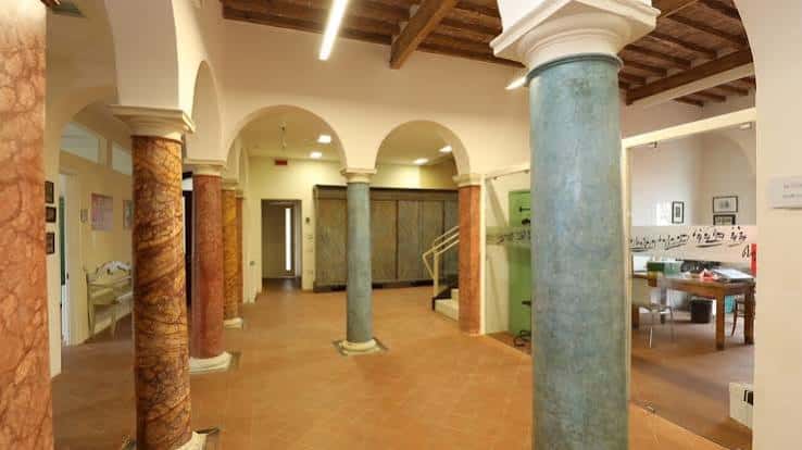 Salón principal de Villa Malerbi con columnas y techos de madera