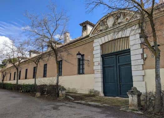 Fachada lateral del edificio de Casa de la Monta mostrando su arquitectura clásica y puerta principal