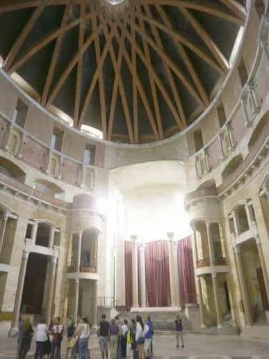 Interior de la cúpula de la iglesia con estructura de madera y detalles arquitectónicos