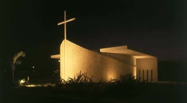 Fachada iluminada de la capilla por la noche