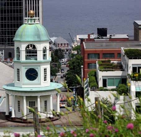 Reloj de la Ciudad de Halifax desde una perspectiva elevada con vista al puerto