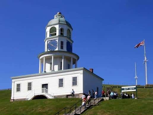Vista completa del Reloj de la Ciudad de Halifax con bandera canadiense al fondo