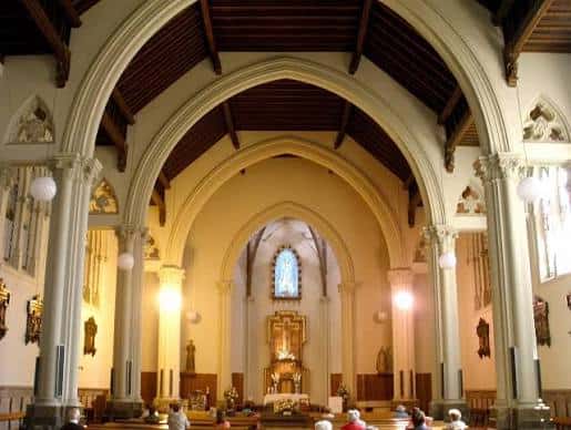 Interior de la iglesia mostrando el altar mayor y las naves bajo bóvedas