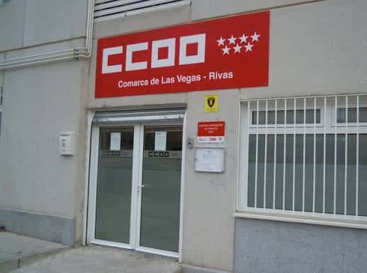 Fachada de la Unión Comarcal Las Vegas CCOO en Rivas con letrero rojo y estrellas