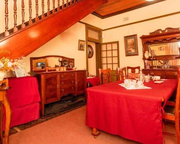 Sala de estar histórica con muebles de madera y decoración de época