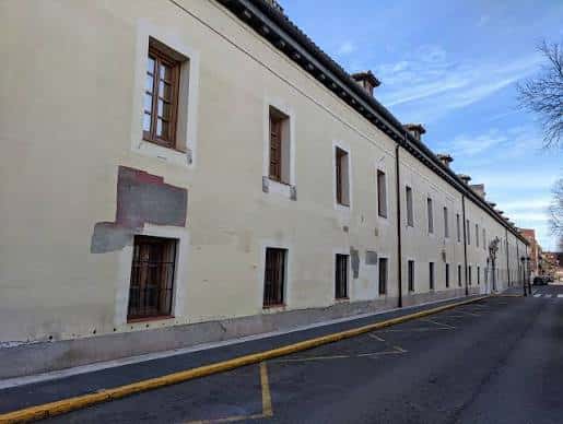 Fachada lateral del edificio con detalles arquitectónicos