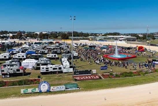 Vista panorámica del recinto de Newcastle Harness Racing Club con caravanas y zona de eventos al aire libre