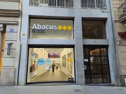 Fachada exterior de la tienda Abacus Cooperativa en Enric Granados