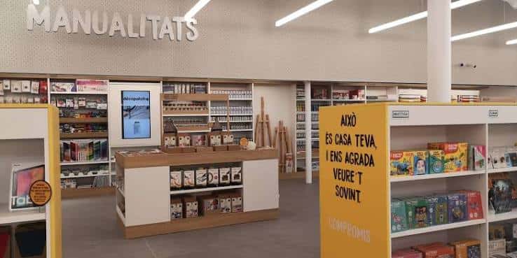 Interior moderno de la tienda con sección de manualidades y estanterías organizadas