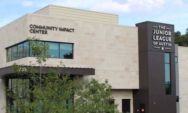 Vista exterior del edificio con letrero oficial de The Junior League of Austin y Community Impact Center