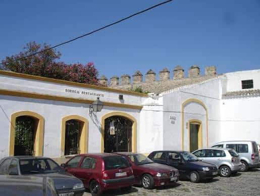 Vista exterior de la bodega junto a la muralla histórica