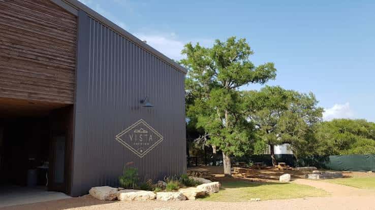 Fachada exterior de Vista Brewing con logotipo visible y entorno natural