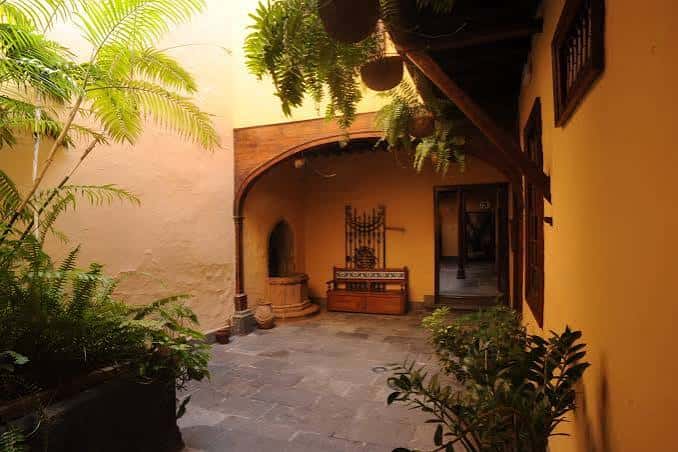Jardín interior con fuente y vegetación tropical