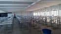 Interior del salón de actos o auditorio con sillas dispuestas para eventos
