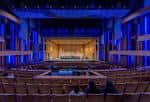 Interior del auditorio del VAPA Center con iluminación azul y escenario listo para eventos