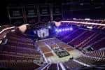 Interior del arena durante un evento con iluminación escénica