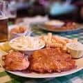 Plato de pescado frito con papas fritas y ensalada en el Bull & Bear Tavern
