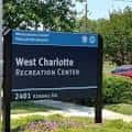 Señal exterior del West Charlotte Recreation Center con dirección