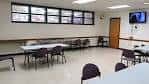 Sala de reuniones o comedor con mesas y sillas