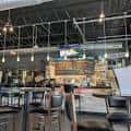Interior del bar de Pilot Brewing con barra y ambiente industrial