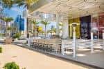 Vista exterior del restaurante Carnitas' Snack Shack con terraza y mesas al aire libre