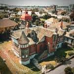 Vista aérea de la Villa Montezuma con su distintiva arquitectura victoriana y entorno urbano
