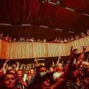 Público disfrutando de un concierto en el interior del White Oak Music Hall