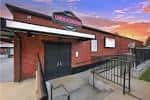 Fachada exterior del local The Underground al atardecer