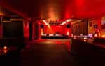 Interior del club Neumos con iluminación roja y barra de bar
