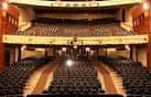 Interior del auditorio del Moore Theatre con butacas rojas y escenario principal
