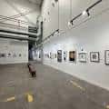 Interior del espacio expositivo con galería de arte industrial