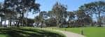 Vista panorámica del parque con césped y senderos