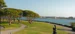 Paseo costero junto al agua en el Embarcadero Marina Park North