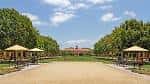 Área de eventos al aire libre con toldos y césped en Liberty Station