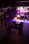 Vista del interior del estudio con iluminación de escenario y mesas para eventos