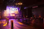 Espacio interior del estudio con decoración de luces y mobiliario para celebraciones