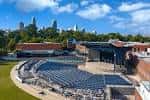 Vista panorámica del Skyla Credit Union Amphitheatre con el skyline de Charlotte al fondo