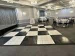 Pista de baile a cuadros negros y blancos en el salón principal