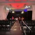 Escenario interior del teatro Adams Avenue con iluminación escénica y butacas