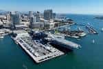 Imagen aérea del USS Midway Museum y la bahía de San Diego