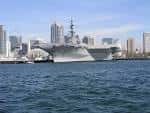 Vista panorámica del USS Midway atracado en el puerto de San Diego con el skyline al fondo