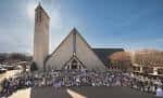 Vista exterior de la Iglesia de San Juan el Divino en Houston con multitud congregada