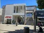 Vista exterior del cine AMC UTC 14 en San Diego con fachada moderna y señalización visible